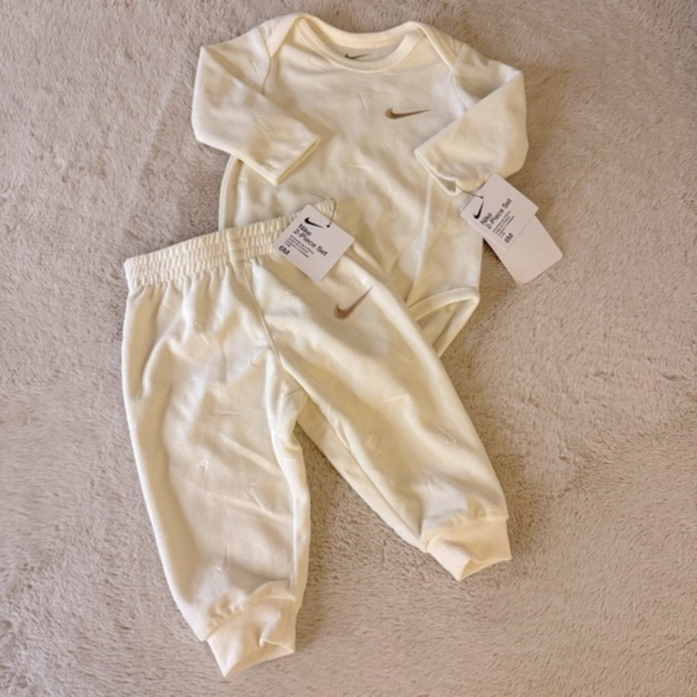 NWT Nike soft velour embossed two piece pale ivory set size 6 months